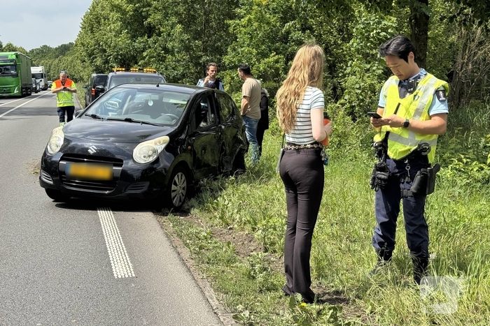 Aanrijding tussen twee voertuigen leidt tot afsluiting weg