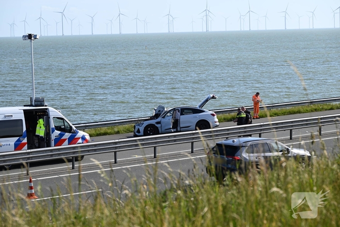 Camper op zijkant na forse aanrijding