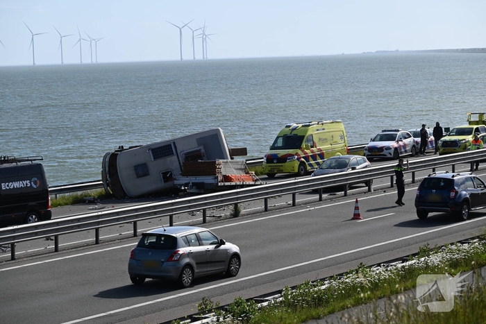 Camper op zijkant na forse aanrijding