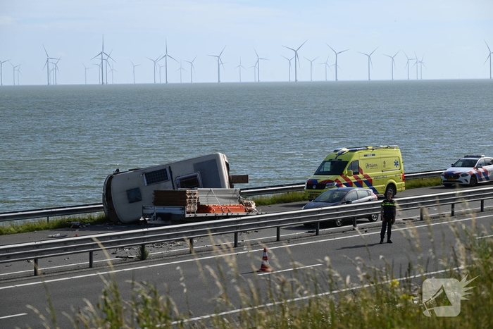 Camper op zijkant na forse aanrijding