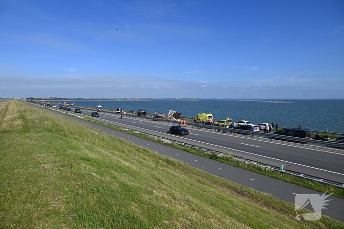 Camper op zijkant na forse aanrijding