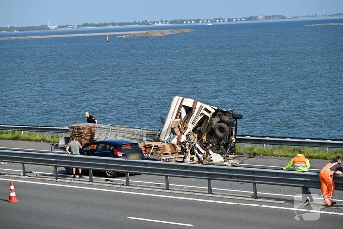 Camper op zijkant na forse aanrijding
