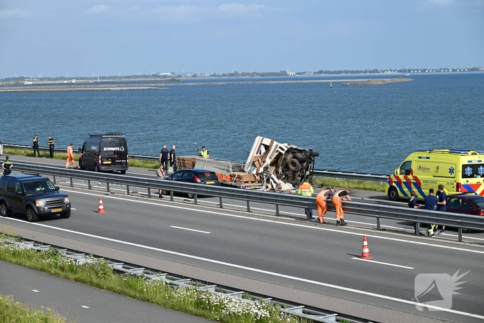 Camper op zijkant na forse aanrijding