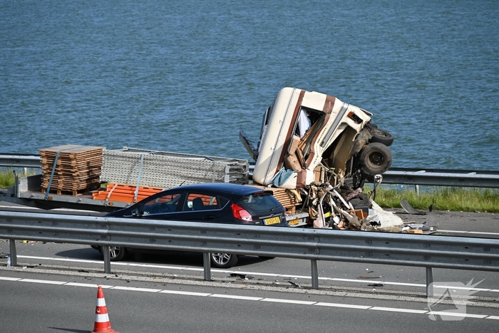 Camper op zijkant na forse aanrijding