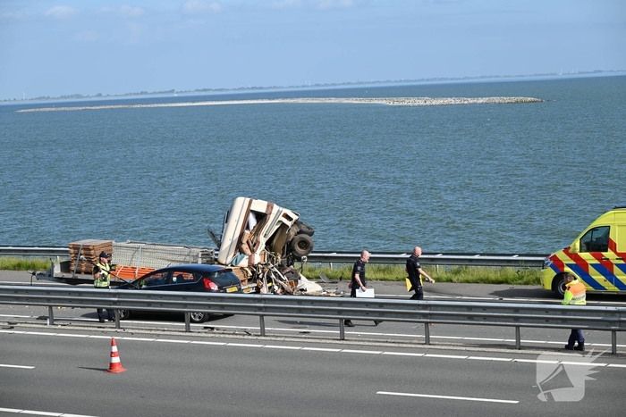 Camper op zijkant na forse aanrijding