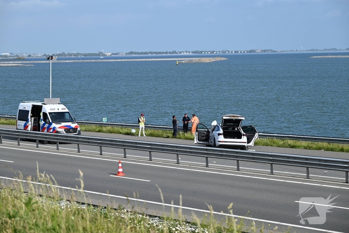 Camper op zijkant na forse aanrijding