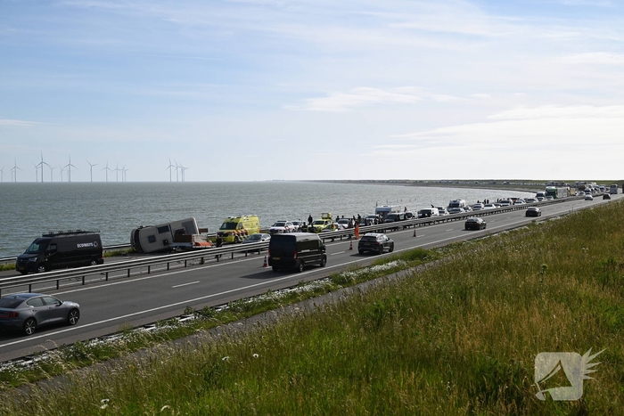 Camper op zijkant na forse aanrijding