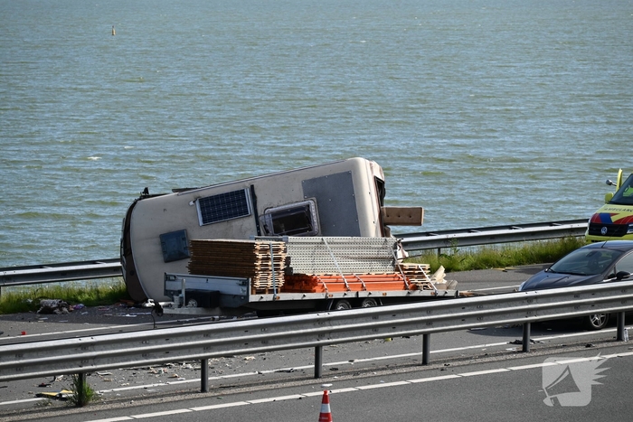 Camper op zijkant na forse aanrijding