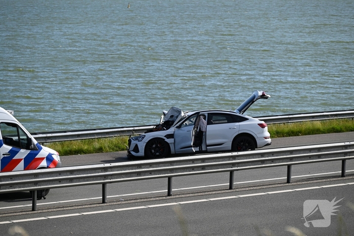Camper op zijkant na forse aanrijding