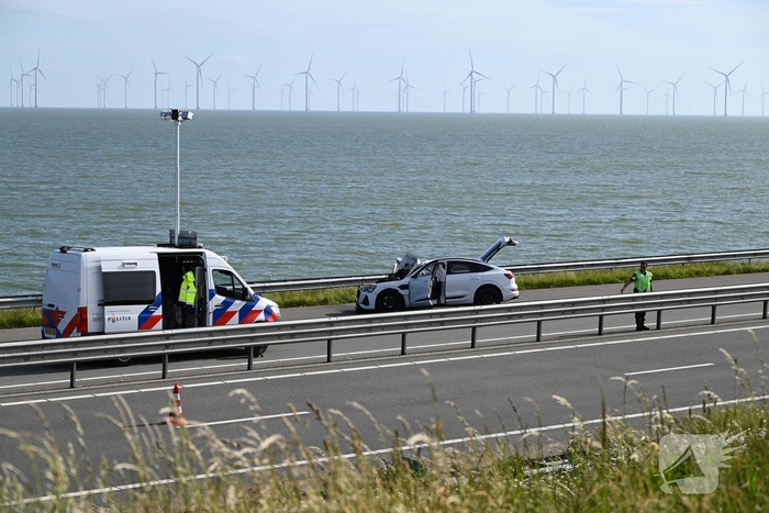 Camper op zijkant na forse aanrijding