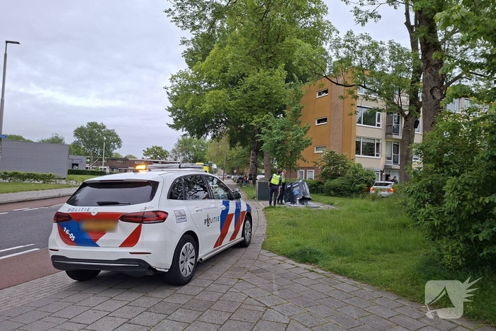 Auto ramt ondergrondse container en belandt in bosschages