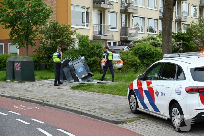 Auto ramt ondergrondse container en belandt in bosschages