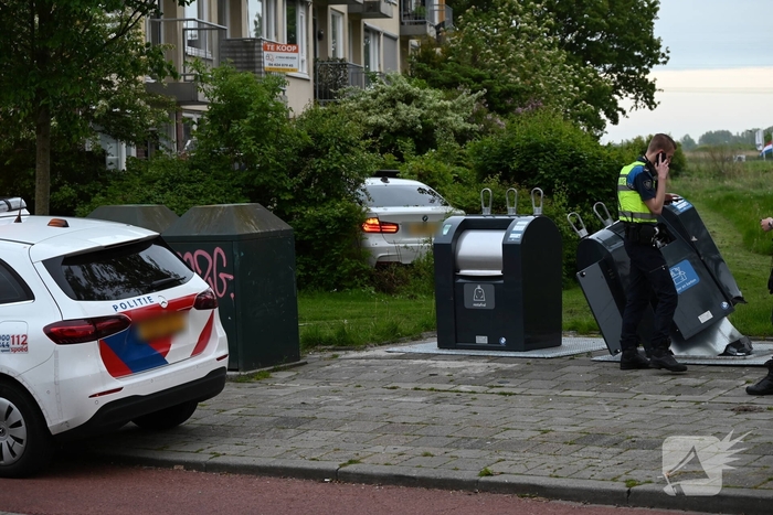Auto ramt ondergrondse container en belandt in bosschages