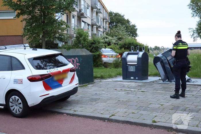 Auto ramt ondergrondse container en belandt in bosschages