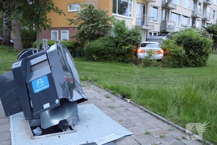 Auto ramt ondergrondse container en belandt in bosschages