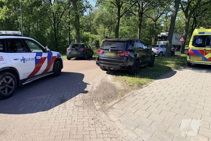 Auto's botsen op kruising