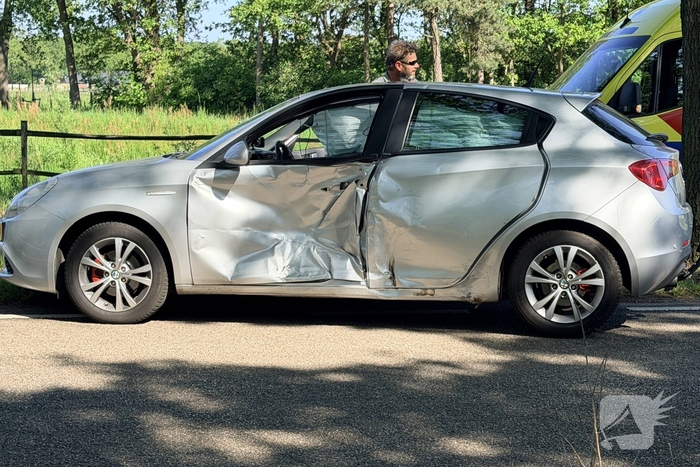 Auto's botsen op kruising