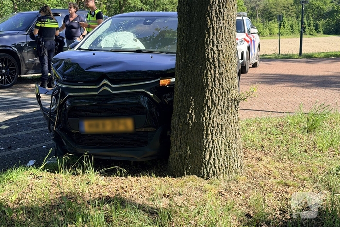 Auto's botsen op kruising