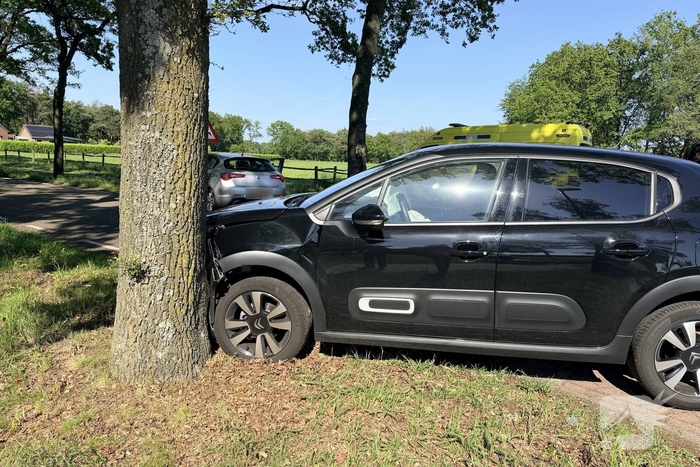 Auto's botsen op kruising