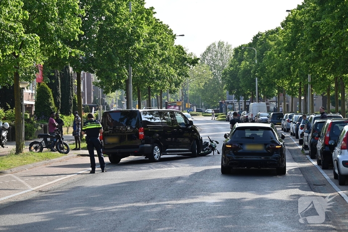 Motorrijder geschept door wegrijdende bestelbus