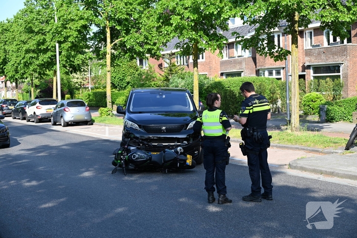 Motorrijder geschept door wegrijdende bestelbus
