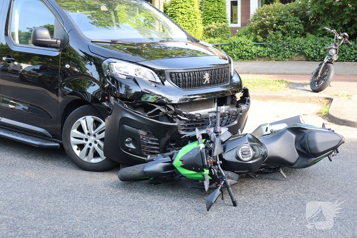 Motorrijder geschept door wegrijdende bestelbus