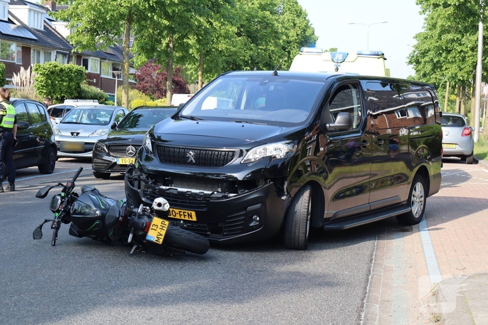 Motorrijder geschept door wegrijdende bestelbus
