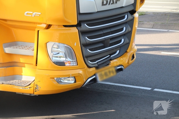 Aanrijding tussen vrachtwagen en auto