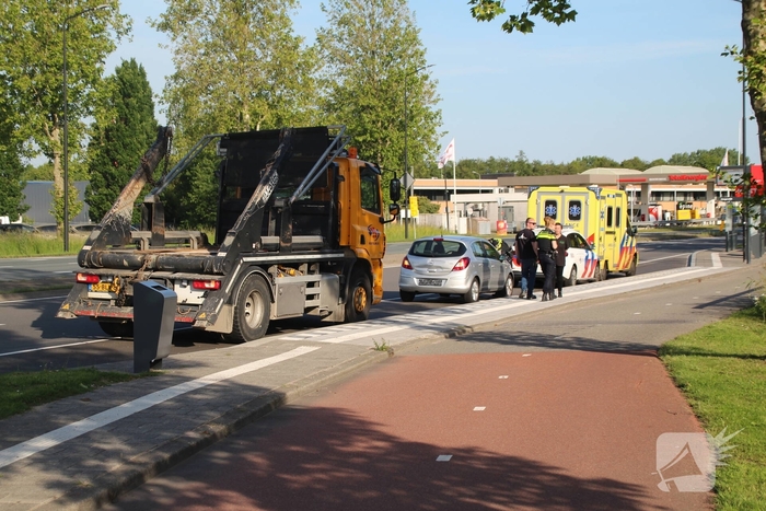 Aanrijding tussen vrachtwagen en auto