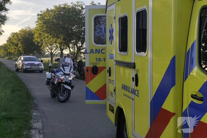 Motorrijder vliegt uit de bocht en raakt gewond