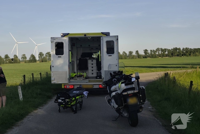 Motorrijder vliegt uit de bocht en raakt gewond