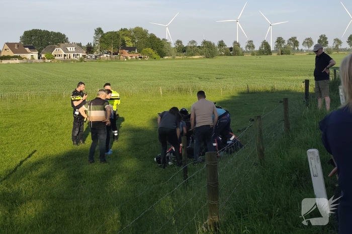 Motorrijder vliegt uit de bocht en raakt gewond