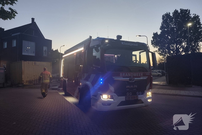 Brand in coniferenhaag snel geblust