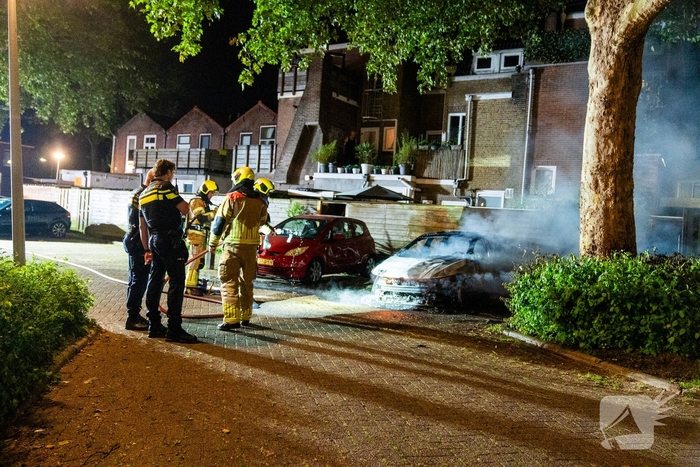 Auto brandt volledig uit met schade aan omringende schuttingen