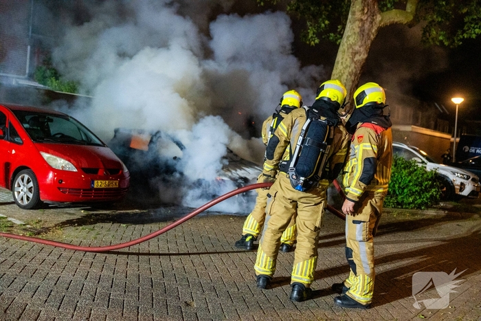 Auto brandt volledig uit met schade aan omringende schuttingen