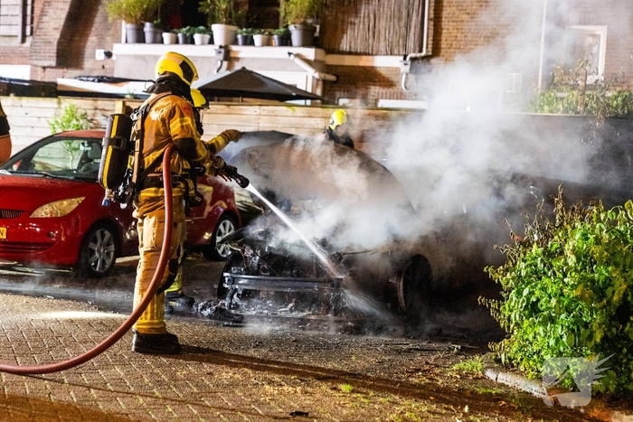 Auto brandt volledig uit met schade aan omringende schuttingen
