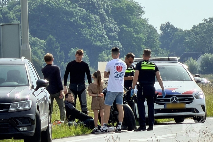 Motorrijder valt op afrit A50