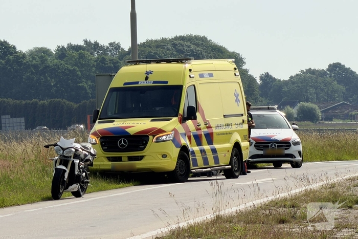 Motorrijder valt op afrit A50