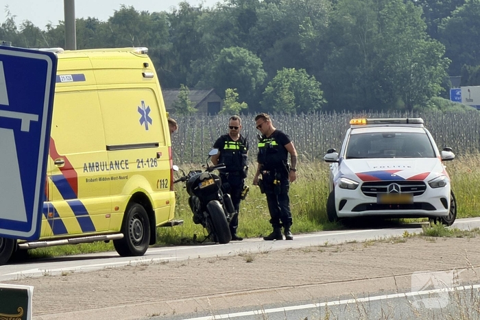 Motorrijder valt op afrit A50