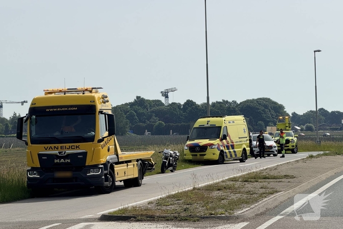 Motorrijder valt op afrit A50