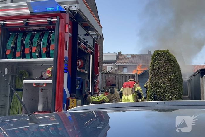 Schuur vliegt in brand in achtertuin