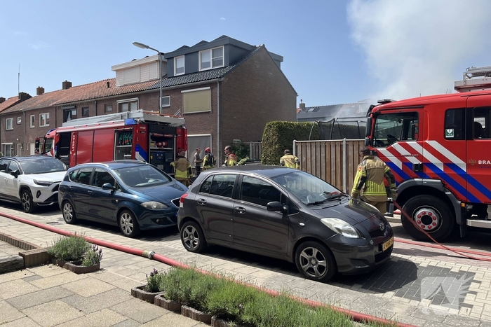 Schuur vliegt in brand in achtertuin
