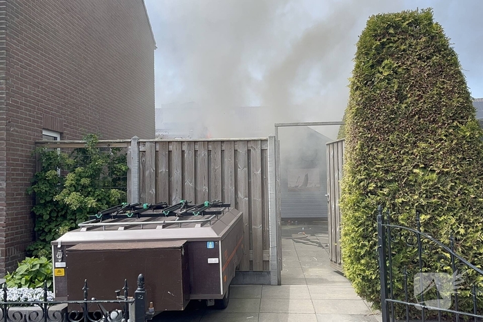 Schuur vliegt in brand in achtertuin