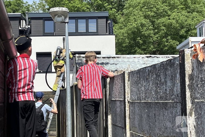 Schuur vliegt in brand in achtertuin