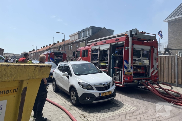 Schuur vliegt in brand in achtertuin
