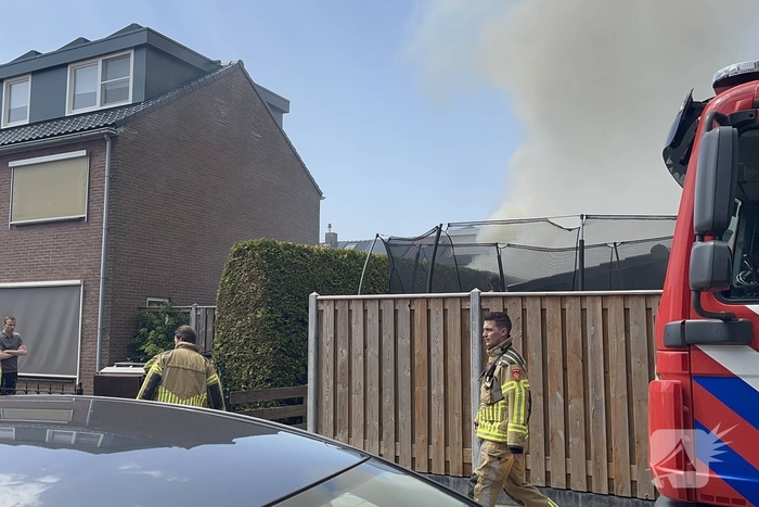 Schuur vliegt in brand in achtertuin