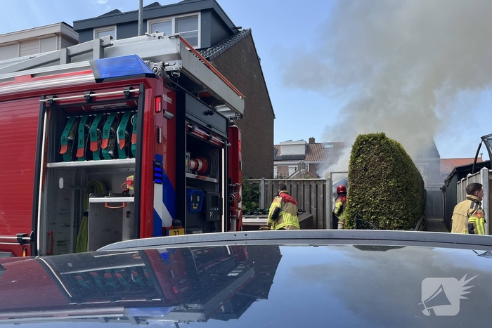 Schuur vliegt in brand in achtertuin
