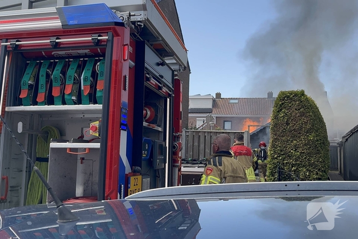 Schuur vliegt in brand in achtertuin