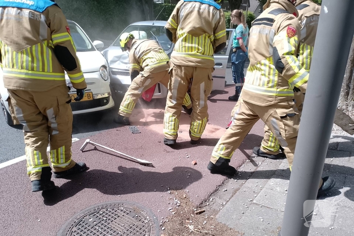 Twee personenauto's botsen tegen elkaar