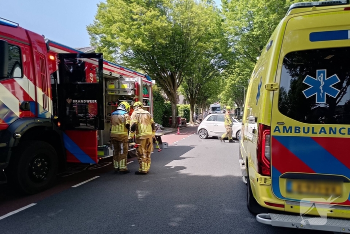 Twee personenauto's botsen tegen elkaar